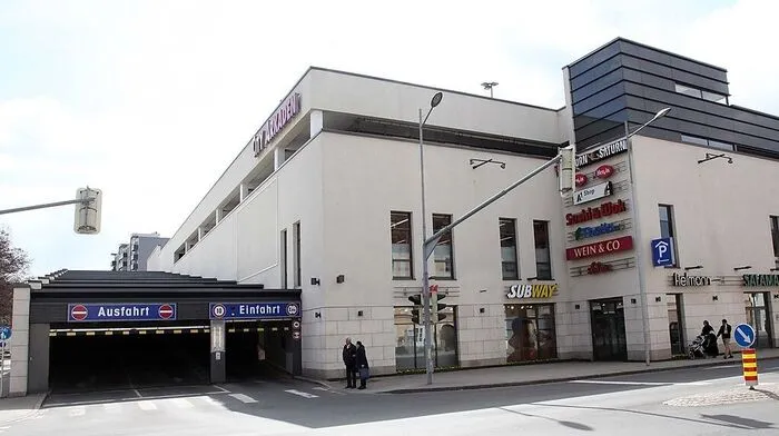 Nahe der Parkhaus-Einfahrt passierte die Tat 