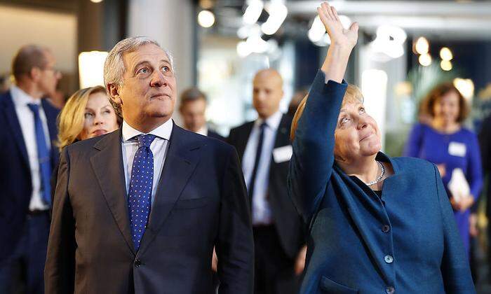 Alles locker in Straßburg: Antonio Tajani, Angela Merkel