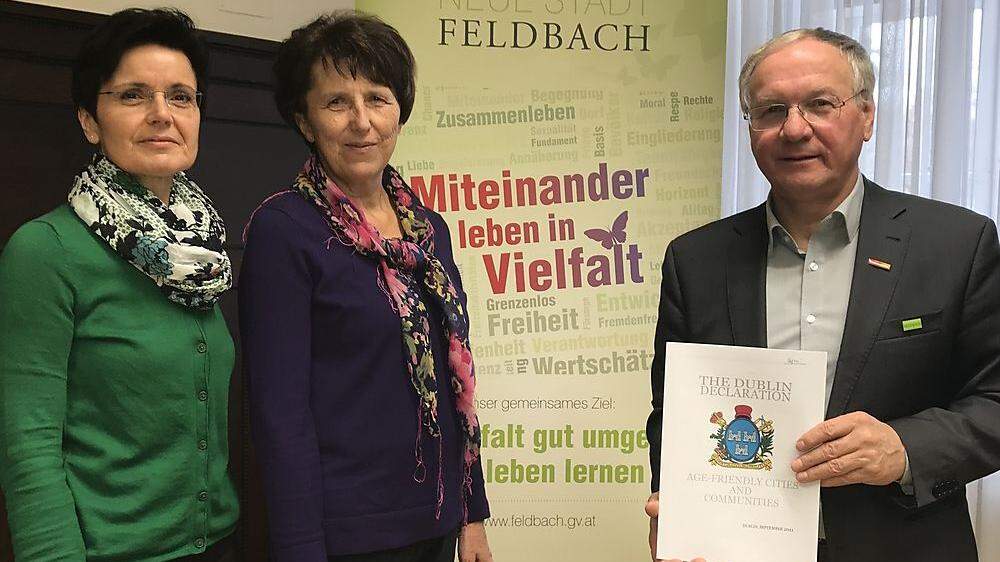 Die Gemeinderäte Andrea Descovich und Anna Ploderer mit Bürgermeister Josef Ober