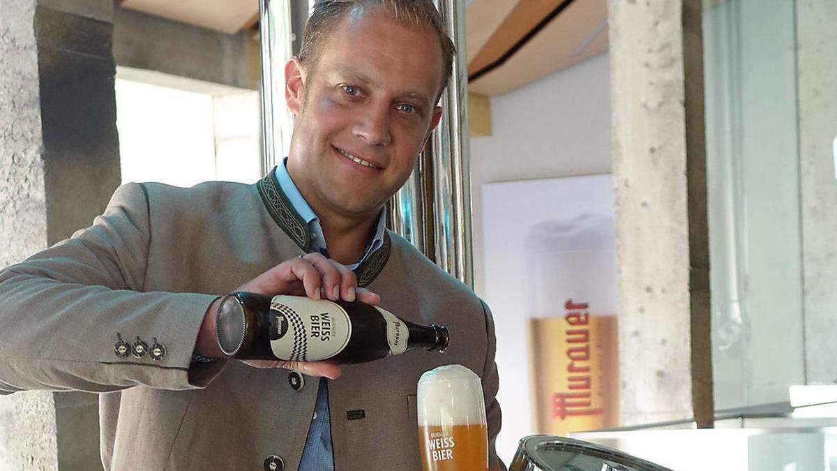 Er schenkt sich ein, nachdem er sich und seinem Team bei der Entwicklung nichts geschenkt hat: Michael Göpfart mit dem gekrönten Murauer Weißbier 