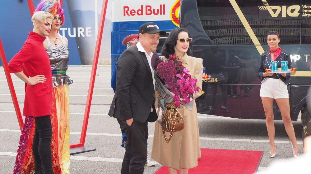 Gery Keszler begrüßte Dita von Teese am Flughafen in Wien 