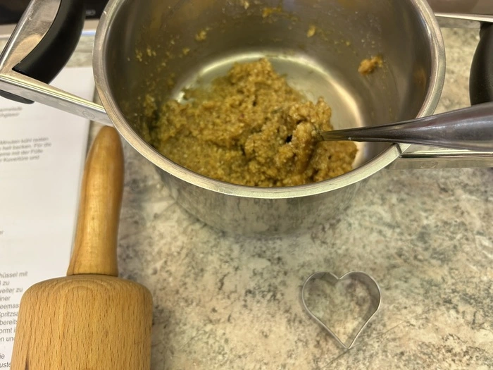 Nüsse mit Marmelade für die Fülle vorsichtig erhitzen.