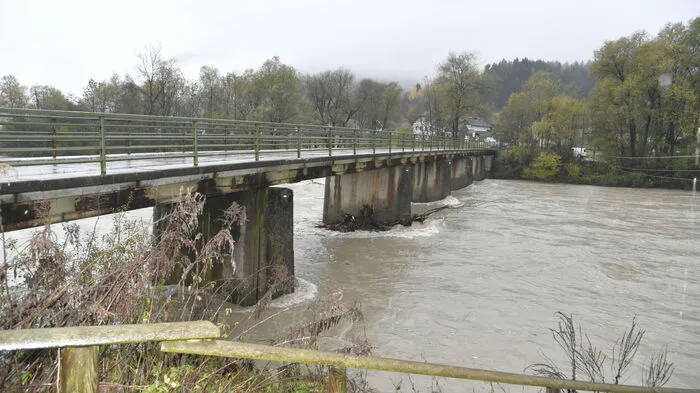 Noch ist unterhalb der Amlacher Brücke in Spittal noch Luft.