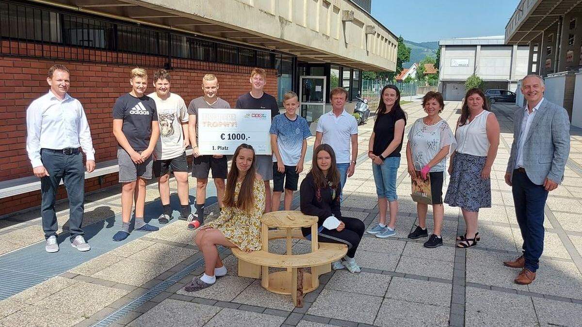 Große Freude bei der Überreichung der Urkunden und des Siegesschecks