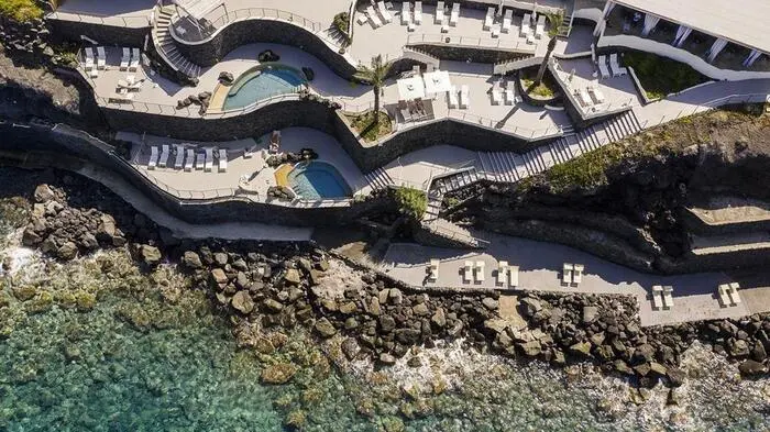 Therasia Resort. „Italiens führendes Luxus-Resort“ darf sich das Therasia Resort Sea &amp; Spa auf der Äolischen Insel Vulcano nördlich von Sizilien nennen. 