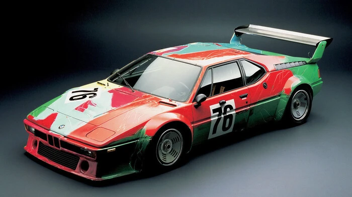 Das berühmteste Art Car ist zweifellos der M1 von Andy Warhol: Der Pop-Art_künstler erhielt von BMW die Gelegenheit, den Sportwagen für das Le-Mans-Rennen im Juni 1979 zu entwerfen. Er entschied sich für eine Lackierung „im Stile eines abstrakten Expressionisten mit Feldern von Regenbogenfarben“.