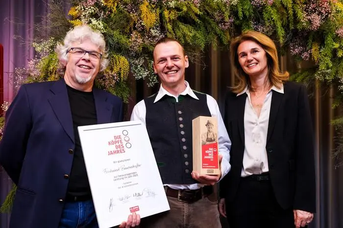 Ferdinand Bauernhofer (Sieger in der Kategorie Gastgeber) mit Kleine Zeitung-Redakteur Helmut Steiner und Heidemarie Taibinger von der Erlebnisregion Graz