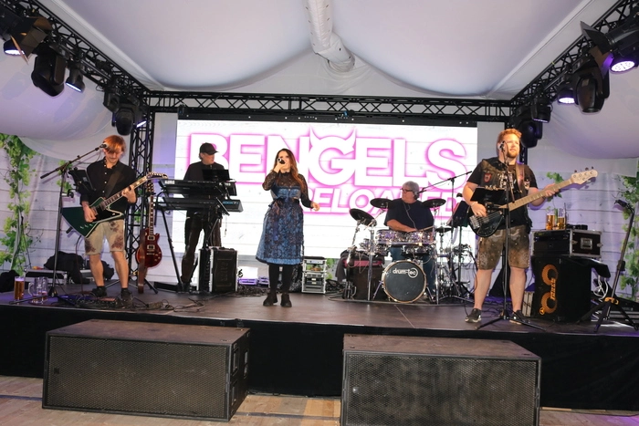 In mehreren Zelten gab es unterhaltsame Livemusik zum Mitsingen und Tanzen. 