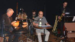 Hannes Feurer (Mitte) mit den Musikern von "KlangLandSchaft" Kurt Maier, Jan Balaz und Werner Reiter (von links nach rechts).
