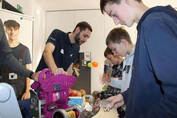 Besonders beliebt waren die Stände, an denen die Schülerinnen und Schüler selbst Hand anlegen durften.