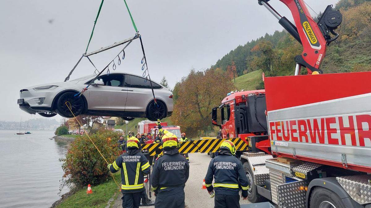 Die Feuerwehr hat das Auto geborgen