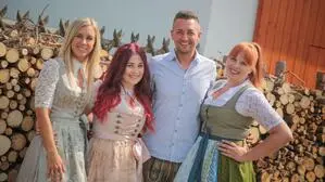 Obstbauer Simon mit seinen drei Hofdamen Silke, Vanessa und Lisa