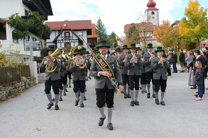 Zahlreiche Besucher und insgesamt weit über 200 teilnehmenden Mitglieder der Landjugend sorgten mit Musik, Kastanien, Sturm und vielen anderen kulinarischen Schmankerln bei schönstem Herbstwetter für einen unterhaltsamen Sonntag.