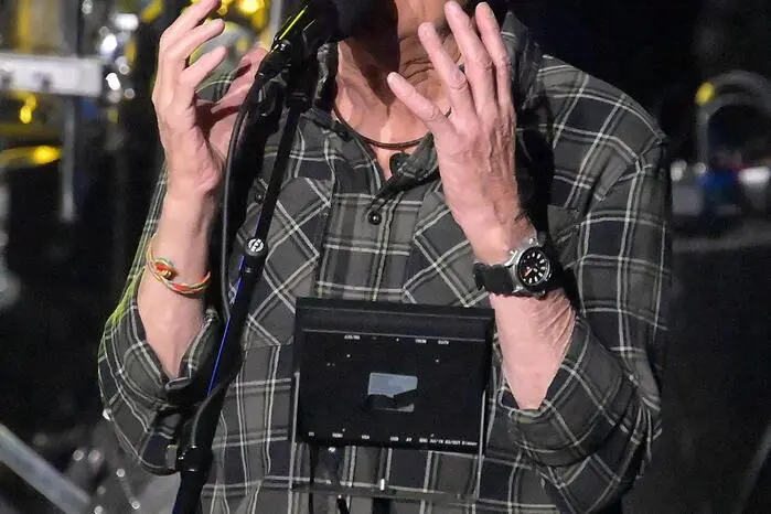 Nach einigen Intros der Band betrat Austropop-Legende Wolfgang Ambros unter tosendem Applaus die Bühne, dann legten „Wir 4 plus eins“ auch schon los. 