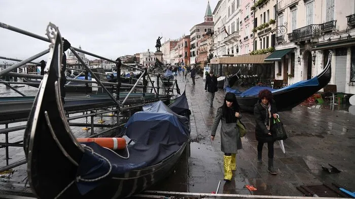 Ein enormes Hochwasser hat in Venedig nicht nur erhebliche Schäden verursacht, sondern auch den Tod von zwei Menschen gefordert.