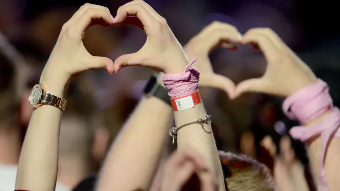 Das Benefizkonzert unter dem Motto "One Love Manchester" begann mit einer Schweigeminute für die Anschlagsopfer. Viele der Konzertbesucher trugen als Zeichen der Würdigung der Opfer Anstecker mit der Aufschrift "Für unsere Engel".