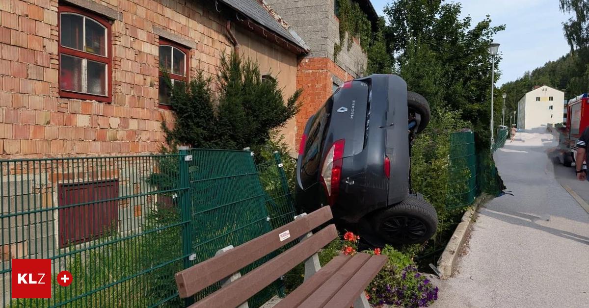 M-rzzuschlag-Auto-durchbrach-Gitterzaun-Feuerwehr-rettete-drei-Personen