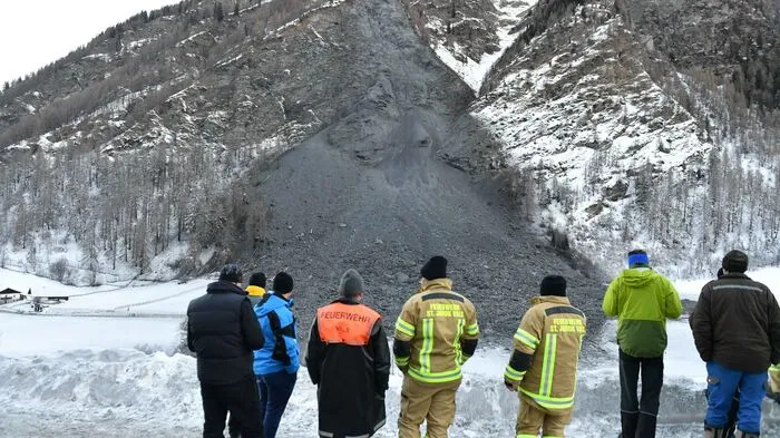Die unmittelbaren Auswirkungen eines der größten Felsstürze der letzten Jahrzehnte in Tirol haben sich am Christtag gleich mehrmals geändert.