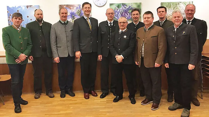 Anton Karlon (5. v. l.) mit dem gesamten Bezirksjagdausschuss