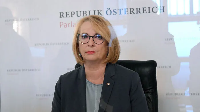 Die zweite Nationalratspräsidentin Doris Bures (SPÖ) hat sich Mitte März 2021 mit Corona infiziert, Ende März  muss nun auch sie in stationäre Behandlung.
