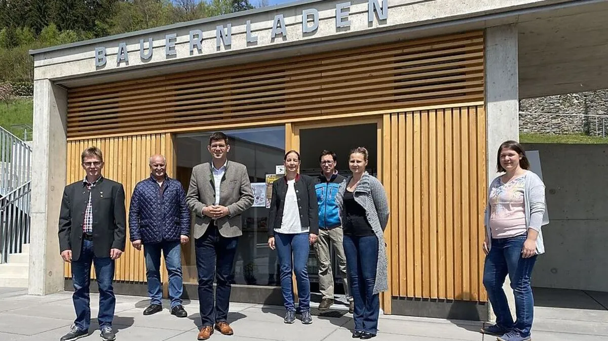 von links nach rechts: Gemeinderat Konrad Kogler und Bürgermeister Johann Koban, Landesrat Martin Gruber, Silke Goritschnig, Alfons Kollmann, Sabrina Müller und Sabine Weiss (Techelsberger Schmankalan)