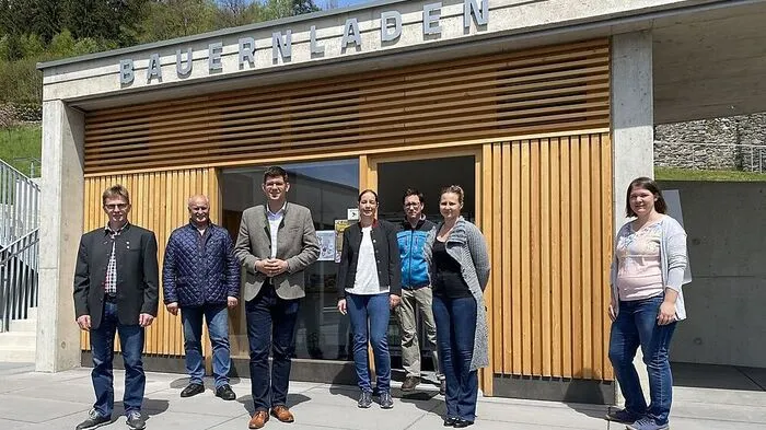 von links nach rechts: Gemeinderat Konrad Kogler und Bürgermeister Johann Koban, Landesrat Martin Gruber, Silke Goritschnig, Alfons Kollmann, Sabrina Müller und Sabine Weiss (Techelsberger Schmankalan)