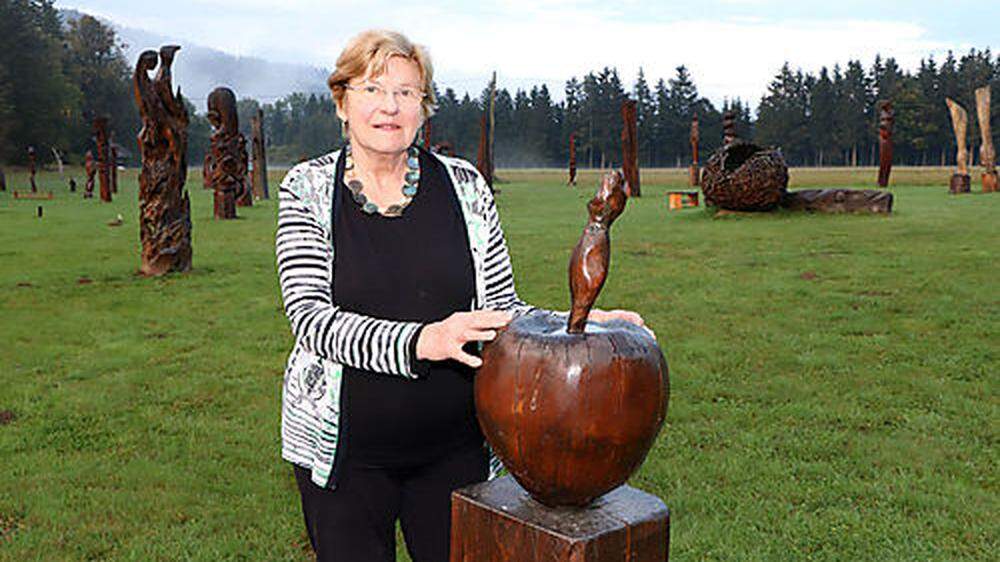 Auch die beim 9. Holzbildhauersymposium gefertigten Skulpturen werden Platz im Park vor dem Schloß Albeck von Elisabeth Sickl finden 