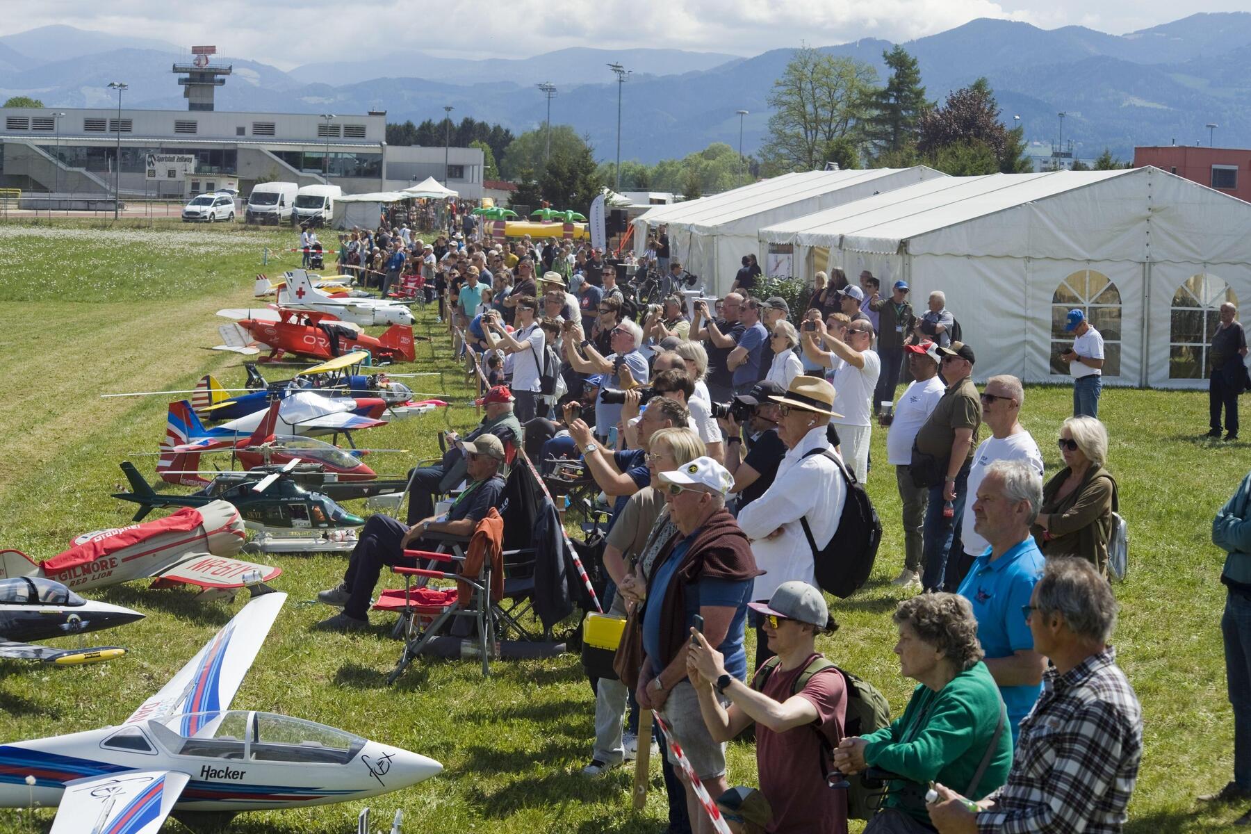 Action in Zeltweg: Die Frühjahrsmesse Ainova hob erstmals mit „Mini-Airpower“ ab