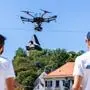 Die beiden Techniker der Firma Skyability überwachen den Messflug der Drohne über den Karmeliter- und Freiheitsplatz