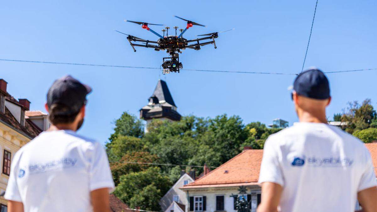 Die beiden Techniker der Firma Skyability überwachen den Messflug der Drohne über den Karmeliter- und Freiheitsplatz