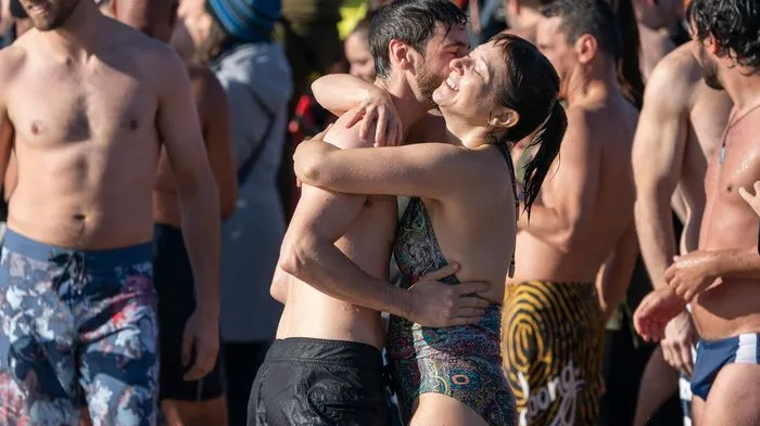 Am Strand vor dem Vergnügungspark Coney Island im Stadtteil Brooklyn rannten die Teilnehmer am Dienstag (Ortszeit) mit Anlauf in das etwa fünf Grad kalte Wasser.