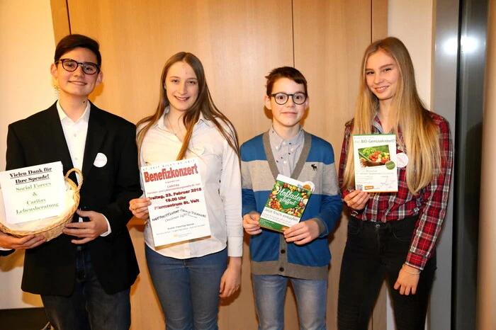 Auf Einladung der St. Veiter Jugendgruppe „Social forces“ (Gabriel Kogler, Felicitas Burzler, Raffael Grünkranz, Lea Herrnhofer) gaben die Musiker zugunsten der Familien- und Lebensberatungsstelle der Caritas ein vielumjubeltes Konzert im Pfarrsaal der Herzogstadt.