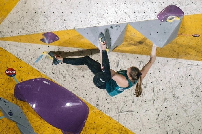 Viermal pro Woche trainiert die 17-jährige. Durch dieses Pensum halten Kletterschuhe bei ihr nur gut 5 Wochen. Kostenpunkt: 150 Euro