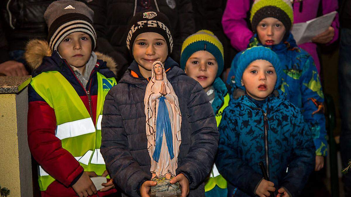 Dieses Mal durfte Jonathan die Prozession mit der Marienstatue durch das Dorf anführen