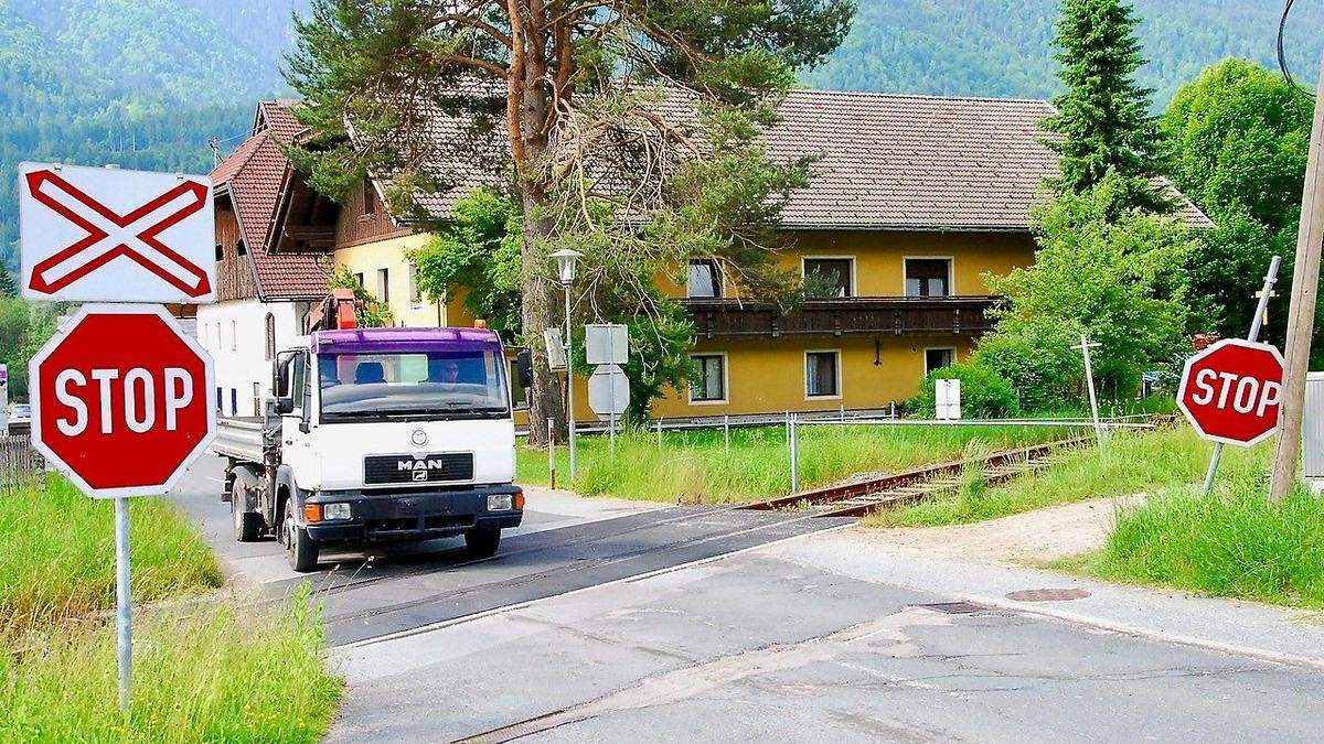 Doppelt abgesichert: Stopptafeln auf der Rattendorfer Landesstraße und zusätzlich ein für Draisinen bestimmter Bahnschranken