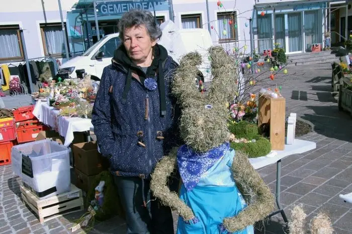 Angeboten wurden neben allerlei Krimskrams wie Lederhosen, Geschirr, Jagdtrophäen auch kleine Kostbarkeiten wie Kunsthandwerk aus eigener Erzeugung.