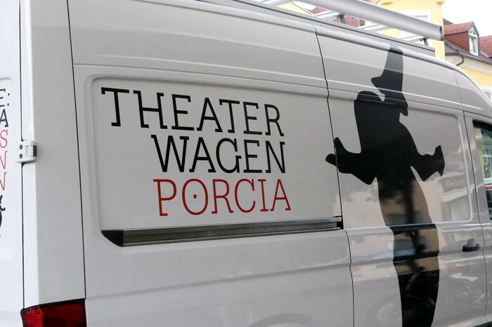 Auf Einladung der örtlichen Marktgemeinde machte das Ensemble Porcia mit seinem Theaterwagen Station im Kettenwerk-Ort. 