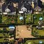 Blick von oben auf eine Einfamilienhaus-Siedlung