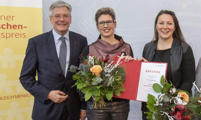 Ina Loitzl (Mitte) gemeinsam mit Tanja Prušnik bei der Verleihung des Kärntner Menschenrechtspreises 2019