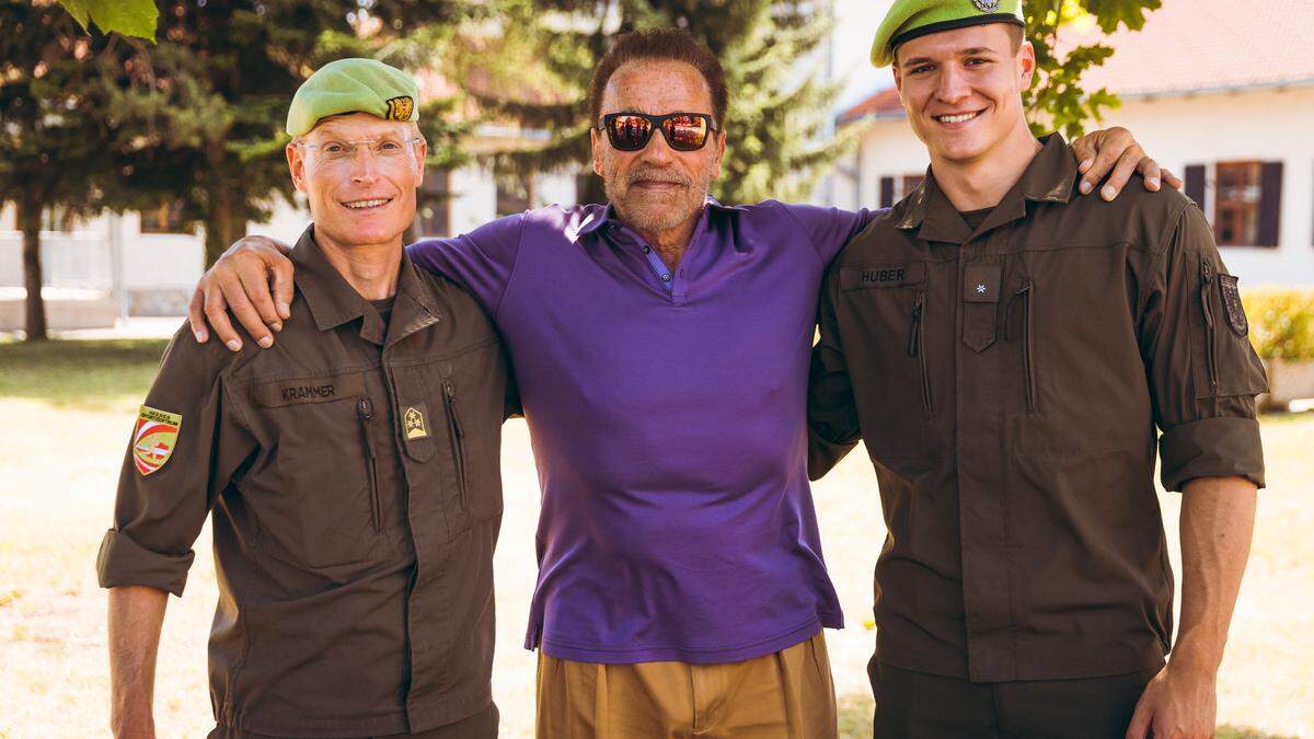 Arnold Schwarzenegger gemeinsam mit Oberst Christian Krammer (links) und Korporal Kristian Huber in der Grazer Belgierkaserne