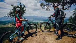 Zwei Mountainbiker bei einem Aussichtspunkt