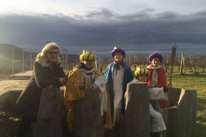 Die Sternsinger Christina Jauschnegg, Jakob Tegel, Philipp Sudy und Alexander Wolf mit Begleiterin Angela Weiß unterwegs am Kerschenberg (Pfarre Tieschen) 