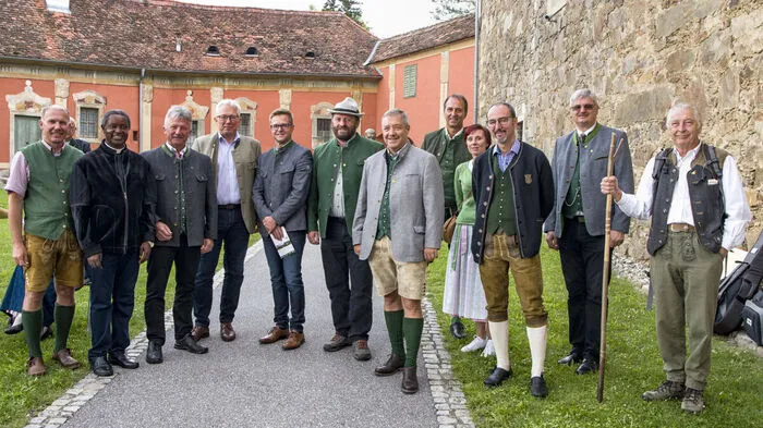 Begrüßung der Ehrengäste und der Teilnehmer nach der Messfeier durch Moderator Erhard Skupa auf dem Kirchplatz in Pöllau