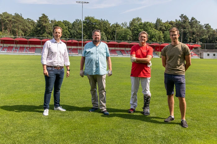 Die vier Ärzte Karlheinz Kornhäusl (GAK-Vorstandsmitglied und Bundesrat), Michael Adomeit (Obmannder Wissenschaftlichen Akademie für Vorsorgemedizin), Jörg Pavek (Leiter des Med-Teams und Vizeobmann des GAK) und Tobias Oswald (UKH Graz) impften die Fußballfans.