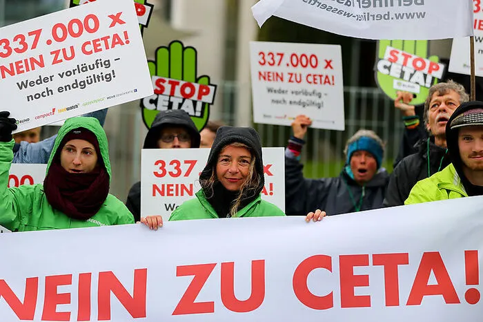 Die Eilanträge zielen in einem ersten Schritt darauf ab, die Zustimmung der deutschen Regierung zu dem Freihandelsabkommen zu verhindern, bis über die von ihnen beklagten Verstöße gegen das Grundgesetz geurteilt ist.