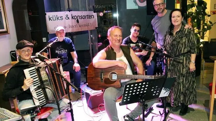 Für den Bauernsilvester im Köflacher K&K-Café hatte sich Angela Reinisch (rechts) mit ihrem Team wieder etwas Besonderes einfallen lassen.