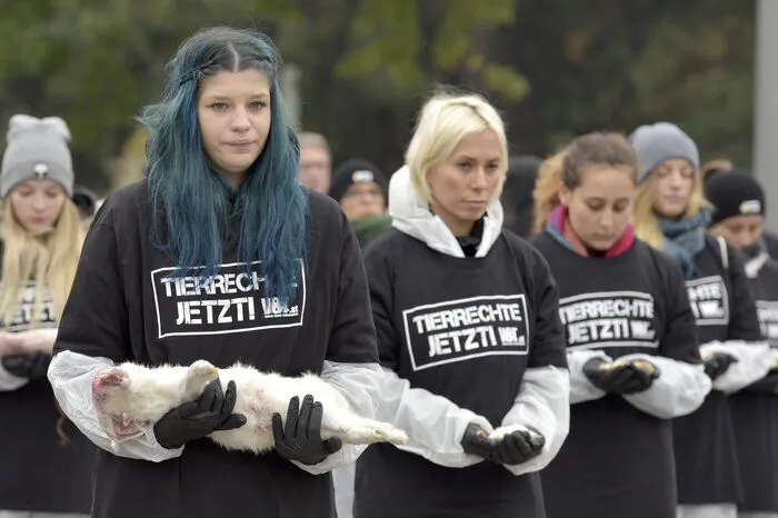 Mit der Aktion forderte der Verein gegen Teirfabriken Tierrechte.