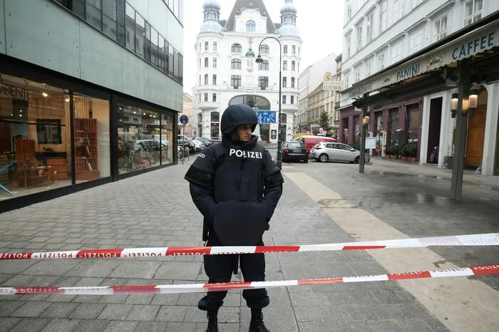 Eine Person starb durch die Schüsse, eine weitere wurde schwer verletzt ins AKH eingeliefert. Beide sollen Kopfschüsse erlitten haben.