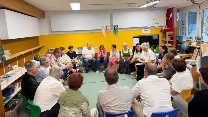 Ein Sesselkreis wie früher beim Treffen der einstigen Kinder aus der Haslau