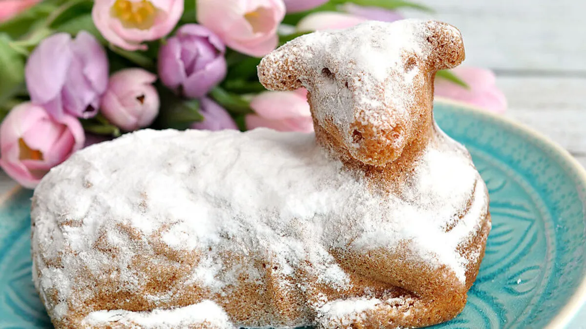 Süßes Osterlamm: Schmeckt auch mit Staubzucker - oder mit einer Glasur aus Marmelade, Schokolade und Kokosraspeln